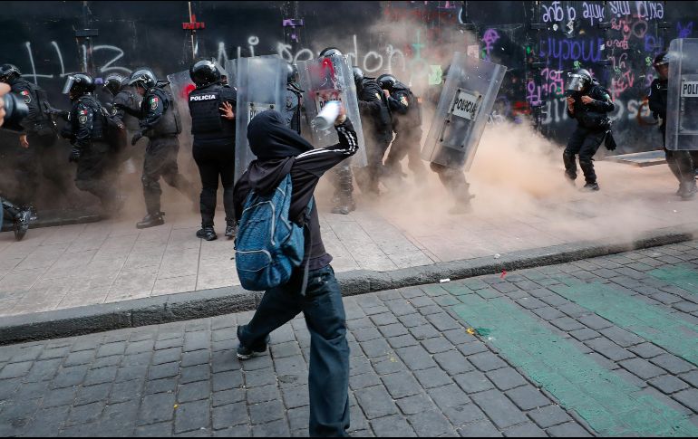Más de mil elementos de diversas corporaciones policiacas fueron necesarios para contener los desmanes. EFE/I. Esquivel