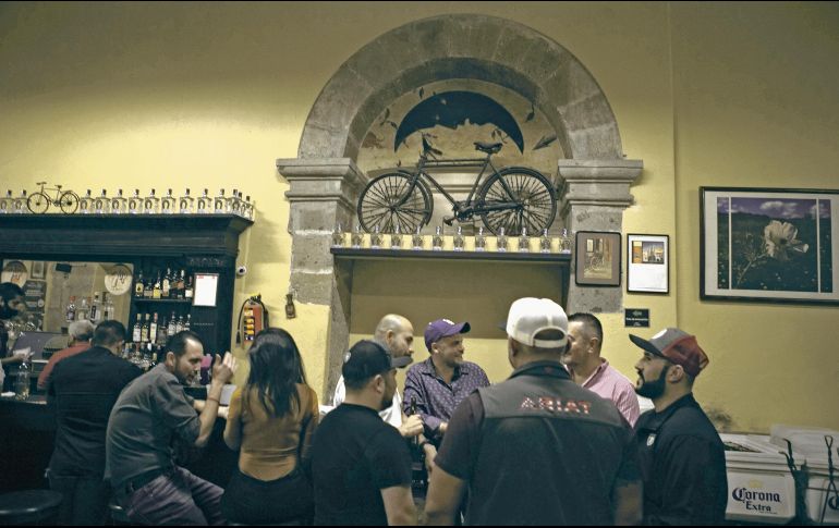 La Fuente ha acumulado un sinfín de historias desde 1921 gracias a los visitantes que han desfilado por el recinto. Además, por su icónica bicicleta siempre es un punto de referencia. EL INFORMADOR