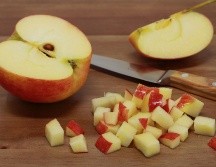 Comer una manzana todos los días no solo es un hábito sencillo, sino también una manera efectiva de cuidar tu salud. ESPECIAL / CANVA