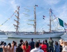 Personas despiden al buque escuela de la Armada Mexicana Cuauhtémoc este sábado, en Nueva York. EFE/Ángel Colmenares