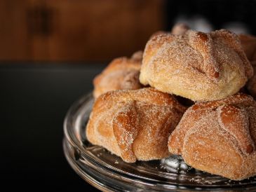 Los especialistas recomiendan moderar el consumo de pan de muerto por las calorías que contiene. UNSPLASH/ N. Aparicio