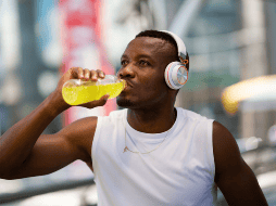 Preparar tu bebida de electrolitos casera no solo es una manera práctica de cuidar tu salud, sino también una opción más saludable frente a las versiones industriales con colorantes o azúcares añadidos.  CANVA