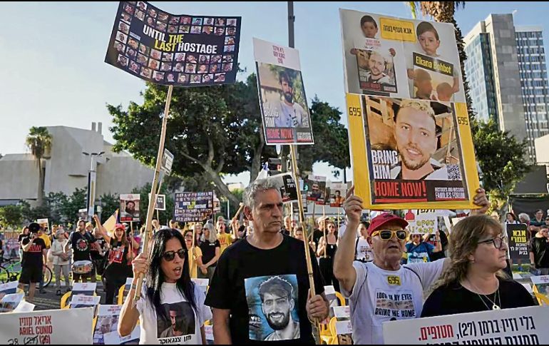Familiares y simpatizantes de los rehenes en poder de Hamás protestan para exigir su liberación inmediata. AP