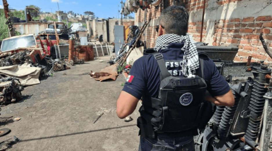 Los elementos de la policía de investigación acudieron a la finca  en Tonalá para cumplimentar un cateo sin imaginar que dentro hallarían fauna silvestre ilegal. ESPECIAL / Fiscalía de Jalisco