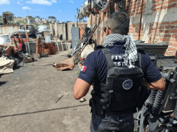 Los elementos de la policía de investigación acudieron a la finca  en Tonalá para cumplimentar un cateo sin imaginar que dentro hallarían fauna silvestre ilegal. ESPECIAL / Fiscalía de Jalisco