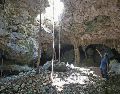 Un cenote del Tramo 5 del Tren Maya presenta afectaciones por concreto vertido durante la construcción. Expertos supervisan su limpieza y recuperación para mitigar el impacto ecológico. EL UNIVERSAL