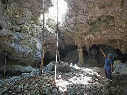 Un cenote del Tramo 5 del Tren Maya presenta afectaciones por concreto vertido durante la construcción. Expertos supervisan su limpieza y recuperación para mitigar el impacto ecológico. EL UNIVERSAL