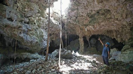 Un cenote del Tramo 5 del Tren Maya presenta afectaciones por concreto vertido durante la construcción. Expertos supervisan su limpieza y recuperación para mitigar el impacto ecológico. EL UNIVERSAL