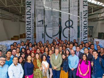 Con motivo del 108 aniversario de EL INFORMADOR, colaboradores de todas las áreas del diario celebraron la llegada de su nueva prensa, “Doña Stella”, instalada en la sede de Nicolás Regules y Carteros, en la colonia Moderna. EL INFORMADOR/A. Navarro