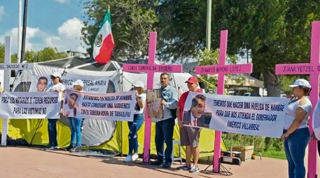Sobrevivientes de tortura en Nuevo Laredo iniciaron una huelga de hambre frente a la Presidencia Municipal para exigir justicia y que garanticen la reparación integral a las víctimas. ESPECIAL