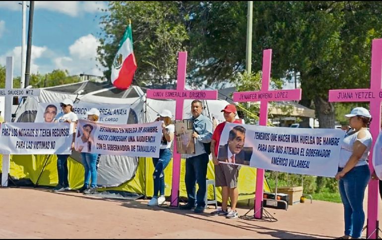 Sobrevivientes de tortura en Nuevo Laredo iniciaron una huelga de hambre frente a la Presidencia Municipal para exigir justicia y que garanticen la reparación integral a las víctimas. ESPECIAL
