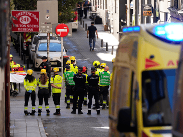 Personal de emergencia responde a la escena del derrumbe de un edificio en Madrid, España, el martes 7 de octubre de 2025. AP / Manu Fernández
