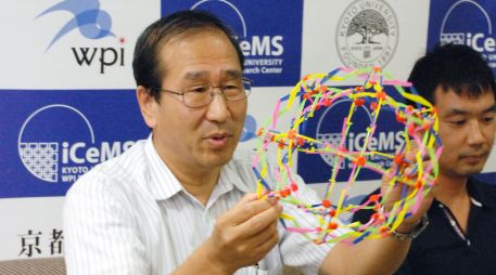 Susumu Kitagawa durante una conferencia en 2011. El japonés demostró que los gases pueden entrar y salir de las construcciones y predijo que las estructuras metal-orgánicas podrían hacerse flexibles. EFE/JIJI PRESS JAPAN