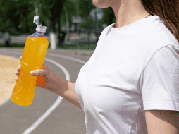 Tomar electrolitos es beneficioso cuando hay pérdida de líquidos o sales minerales, pero hacerlo sin motivo puede tener consecuencias negativas. CANVA