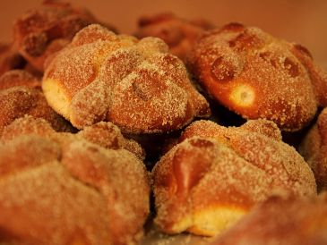 El pan de muerto es uno de los mayores símbolos del Día de Muertos y, cada año, millones de familias en México lo esperan para degustarlo. EL INFORMADOR / ARCHIVO