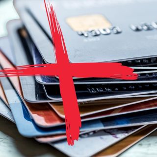 Monreal va contra abusos en cancelación de tarjetas bancarias