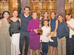 Con una vida dedicada a servir a los demás, Margarita Aranguren de Alfaro fue reconocida con el Premio Jalisco a la Generosidad, en la categoría “Benefactor Social 2025”. En la imagen, acompañada por su familia en el Teatro Degollado. EL INFORMADOR/ J. Acosta