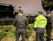 Agentes de la Policía Nacional de Perú custodian la zona donde se registró el tiroteo la noche de este miercoles, contra la banda peruana de cumbia Agua Marina. EFE/ Mikhail Huacán