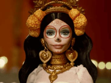  La muñeca de Día de Muertos, de la línea Barbie Signature, luce un vestido con mangas abullonadas y falda amplia que está inspirado en el cempasúchil, la flor distintiva de esta celebración que no falta en las ofrendas. CORTESÍA/ Mattel  