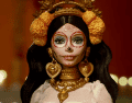 La muñeca de Día de Muertos, de la línea Barbie Signature, luce un vestido con mangas abullonadas y falda amplia que está inspirado en el cempasúchil, la flor distintiva de esta celebración que no falta en las ofrendas. CORTESÍA/ Mattel  