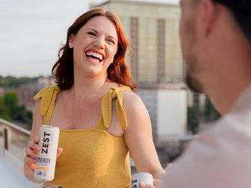 Reírse de uno mismo es una habilidad poderosa cuando nace del amor propio y la autoconfianza. Unsplash