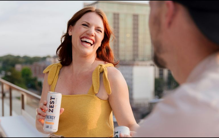 Reírse de uno mismo es una habilidad poderosa cuando nace del amor propio y la autoconfianza. Unsplash