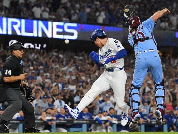 Hyeseing Kim, de los Dodgers de Los Ángeles, anota la carrera decisiva ante un mal disparo a home del pitcher Orion Kerkering. AP/M. Terrill