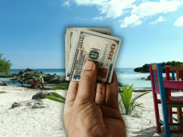 Tulum ha sido objetivo de críticas en redes sociales por los altos costos que representa para los visitantes, lo que ha dejado playas y negocios vacíos. ESPECIAL / CANVA