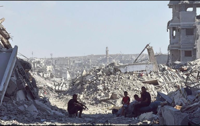 Durante la jornada de hoy los equipos de defensa civil han recuperado 99 cuerpos en diferentes áreas de la Franja de Gaza. EFE / Ahmad Awad