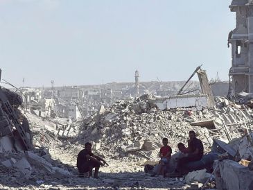 Durante la jornada de hoy los equipos de defensa civil han recuperado 99 cuerpos en diferentes áreas de la Franja de Gaza. EFE / Ahmad Awad