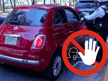 El parabrisas, ventana posterior, ventanillas y las aletas laterales de los vehículos automotores deben estar libres de cualquier material adhesivo que disminuya la visibilidad del conductor. EL INFORMADOR / ARCHIVO