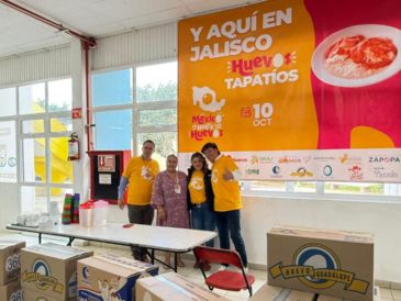 Además de los desayunos preparados, se donaron al DIF Jalisco cajas de huevo equivalentes a más de 5,000 desayunos.