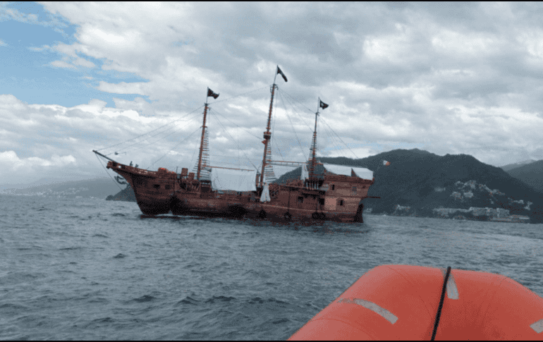Al no lograr estabilizar la embarcación, se tomó la decisión de evacuar a las personas a la altura de Playa Camarones.  ESPECIAL