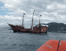 Al no lograr estabilizar la embarcación, se tomó la decisión de evacuar a las personas a la altura de Playa Camarones.  ESPECIAL