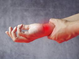 Es común que cuando hace frío muchas personas notan que el dolor en las manos y otras articulaciones del cuerpo se intensifica. ESPECIAL / CANVA