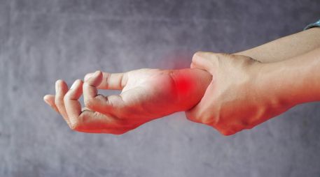 Es común que cuando hace frío muchas personas notan que el dolor en las manos y otras articulaciones del cuerpo se intensifica. ESPECIAL / CANVA