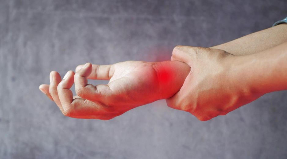 Es común que cuando hace frío muchas personas notan que el dolor en las manos y otras articulaciones del cuerpo se intensifica. ESPECIAL / CANVA