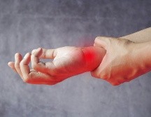 Es común que cuando hace frío muchas personas notan que el dolor en las manos y otras articulaciones del cuerpo se intensifica. ESPECIAL / CANVA