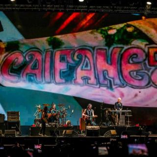 Caifanes convierte la espera en un ritual al compartir el escenario con sus fans