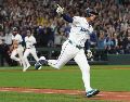 Jorge Polanco corre por las bases mientras celebra el hit que produjo la carrera de la victoria. Los Marineros se verán con los Azulejos en la final de la Liga Americana. AP/L. Wasson