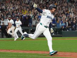 Jorge Polanco corre por las bases mientras celebra el hit que produjo la carrera de la victoria. Los Marineros se verán con los Azulejos en la final de la Liga Americana. AP/L. Wasson