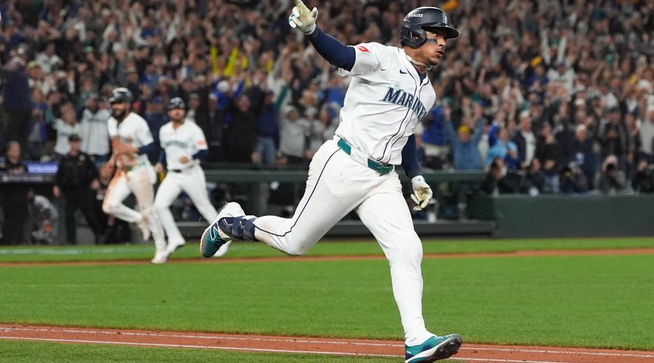 Jorge Polanco corre por las bases mientras celebra el hit que produjo la carrera de la victoria. Los Marineros se verán con los Azulejos en la final de la Liga Americana. AP/L. Wasson