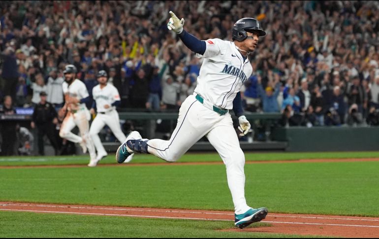 Jorge Polanco corre por las bases mientras celebra el hit que produjo la carrera de la victoria. Los Marineros se verán con los Azulejos en la final de la Liga Americana. AP/L. Wasson