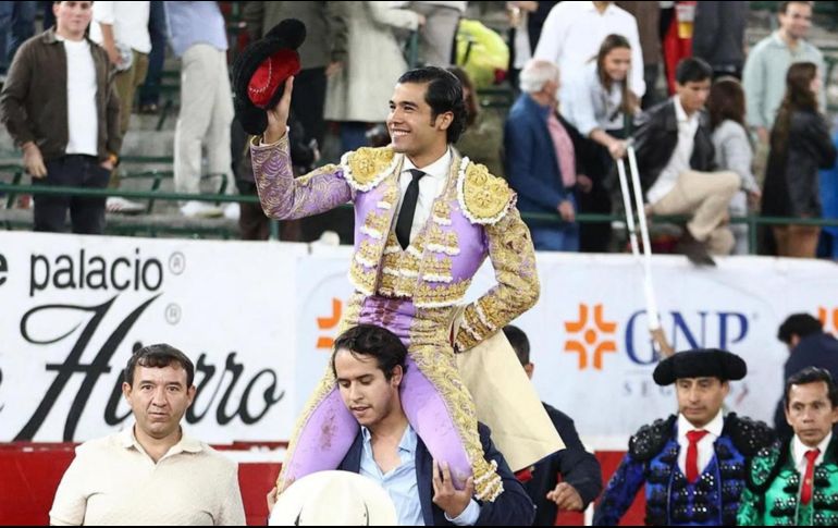 Diego San Román cortó dos orejas y salió en hombros por la puerta grande. CORTESÍA