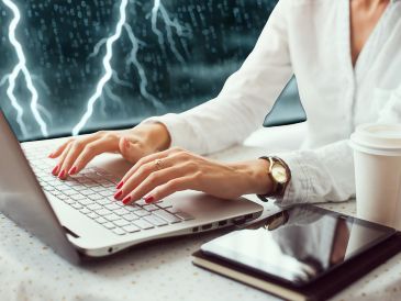 Se busca permitir el trabajo remoto temporal en caso de fenómenos naturales como lluvias, inundaciones o desbordamientos que impidan la movilidad en la Ciudad de México. ESPECIAL / CANVA