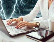 Se busca permitir el trabajo remoto temporal en caso de fenómenos naturales como lluvias, inundaciones o desbordamientos que impidan la movilidad en la Ciudad de México. ESPECIAL / CANVA