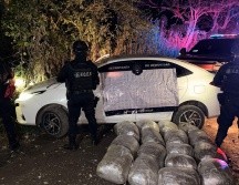 Los policías estatales detectaron alrededor de 17 envoltorios con aparente marihuana, que en suma dieron un peso de aproximadamente 70 kilos tras hacer una revisión. ESPECIAL