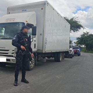 Recuperan camión de carga robado en Tlajomulco