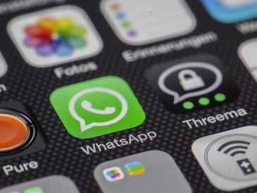 El envío de documentos escaneados por WhatsApp requiere precaución, ya que la seguridad cibernética podría verse comprometida. PIXABAY