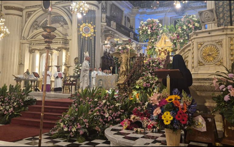Ya se asomaba el alba y las campanas de la Catedral repicaban. Los aplausos, estruendosos, recibían a la Virgen en la explanada de la Plaza Guadalajara. EL INFORMADOR/O. González